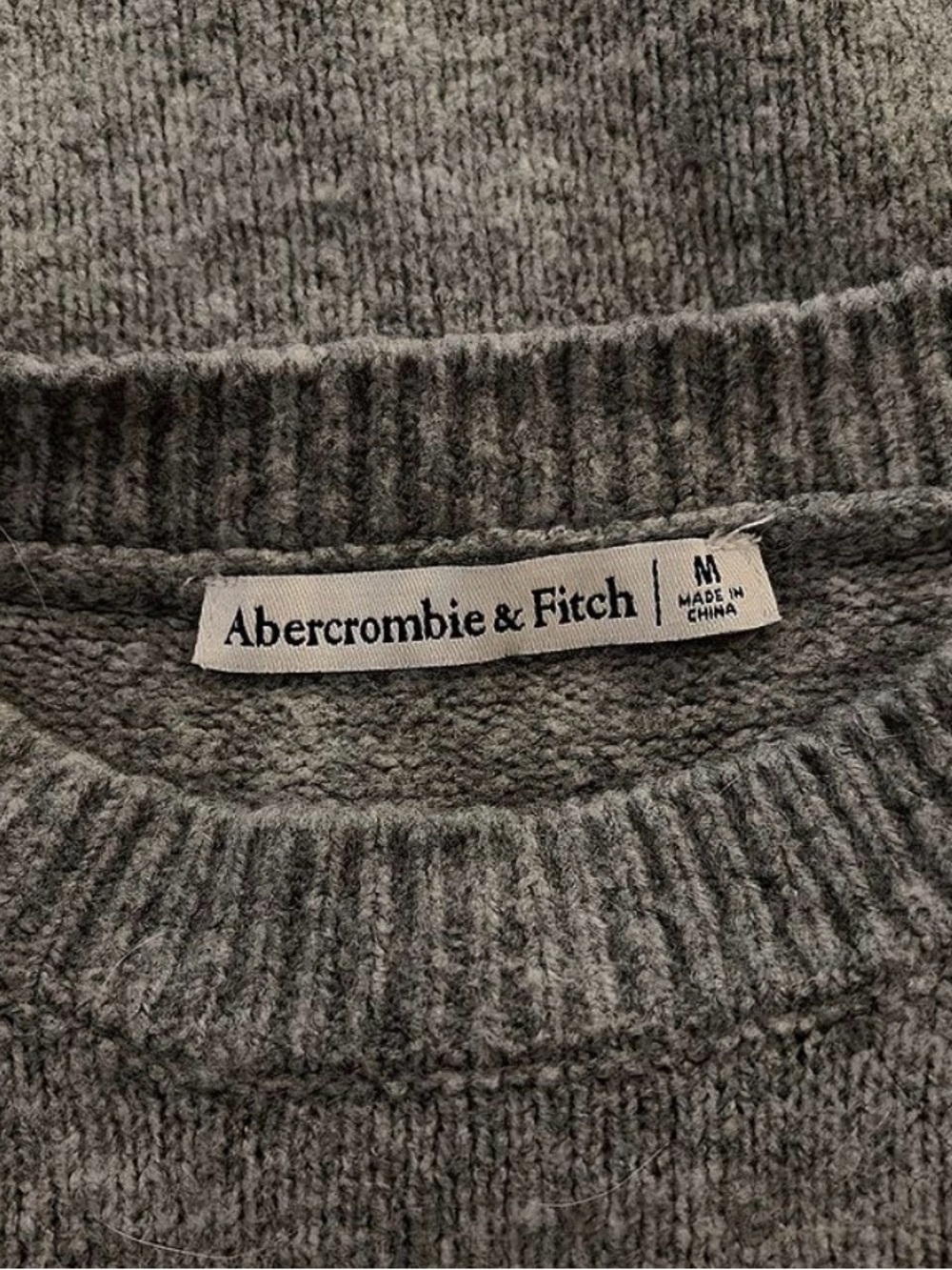 Abercrombie & Fitch Gray Short-Sleeve Crewneck Sweater - Picture 3 of 3